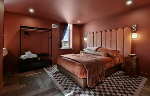 6 bedrooms, iron/ironing board, free WiFi, bed sheets