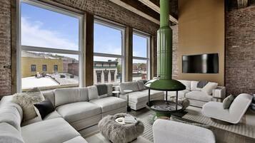 Smart TV, lareira, aparelho de som