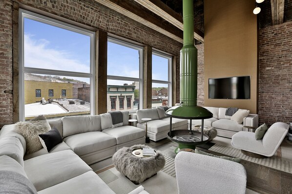 Smart TV, fireplace, stereo