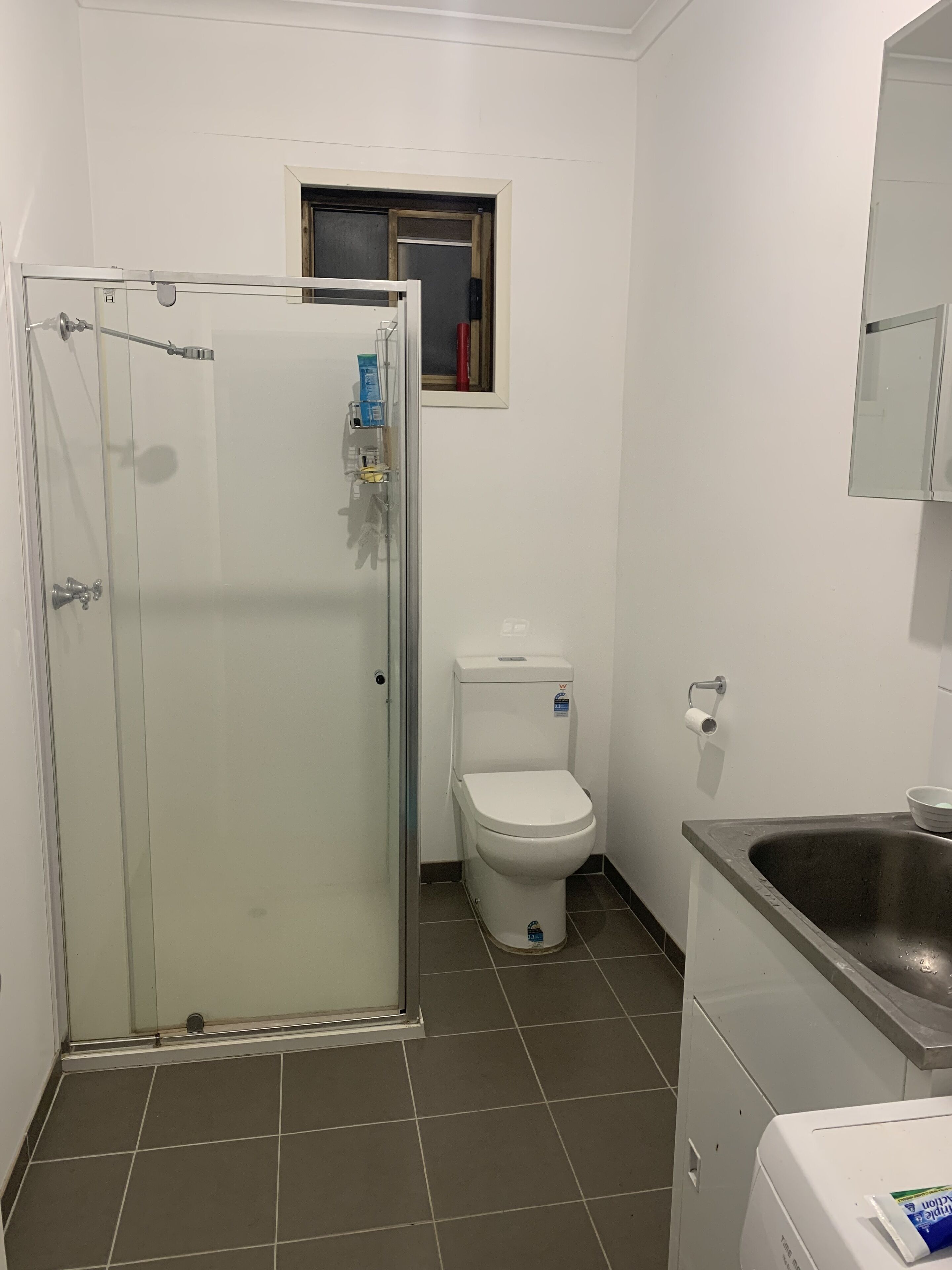 Daffodil Room - 5 min walk to Edwards lake