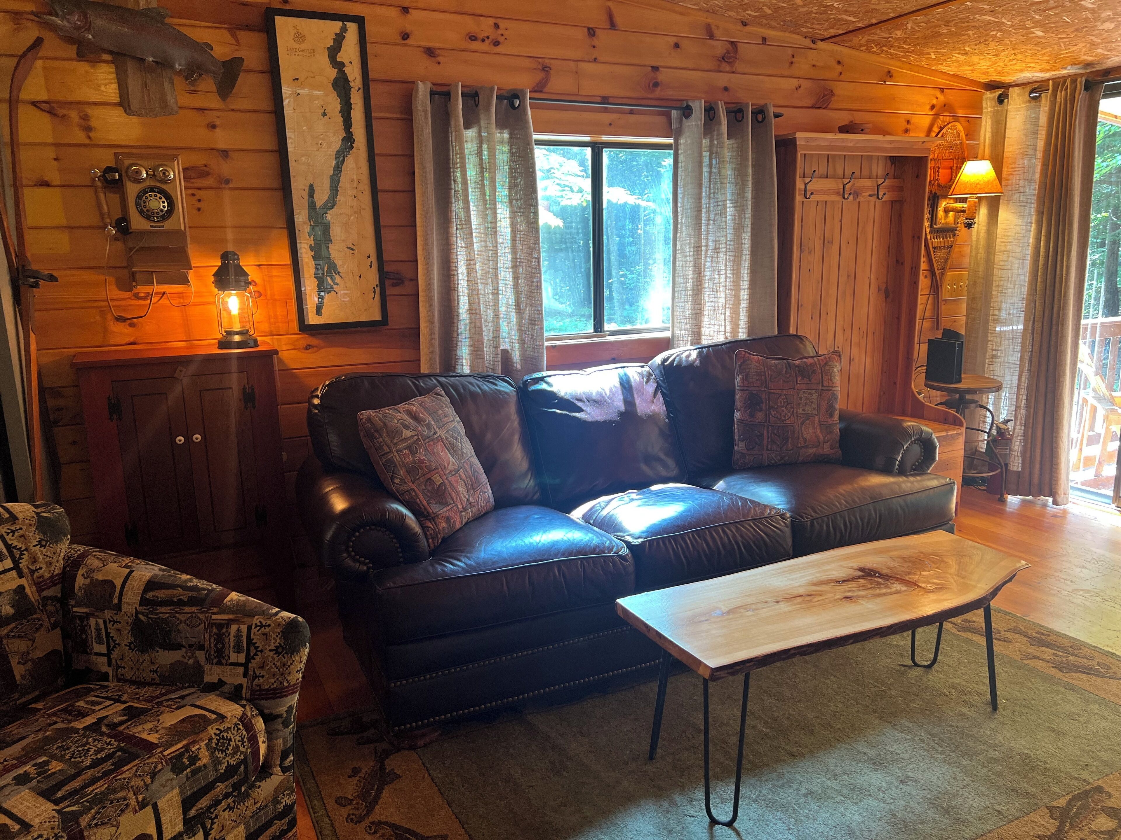 🌲Streamside Cabin Retreat in a Private Forest - Relax, Hike, Ski, Shop & Dine!