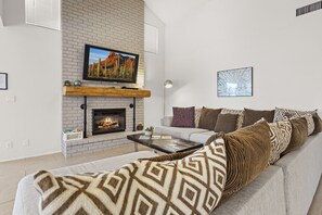 Smart TV, fireplace, DVD player, foosball - Spacious beautiful ranch house, hot tub & basketball court, near WestWorld, TPC. (Scottsdale)