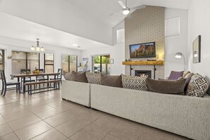 Smart TV, fireplace, DVD player, table football - Spacious beautiful ranch house, hot tub & basketball court, near WestWorld, TPC. (Scottsdale)