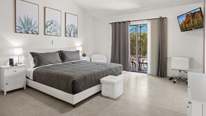 Una camera da letto moderna con un letto, comodini, una sedia bianca e un balcone con tende.