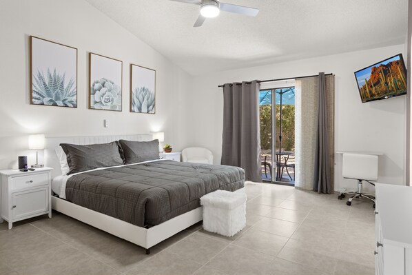 3 habitaciones, escritorio y tabla de planchar con plancha