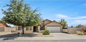 Exterior - Spacious beautiful ranch house, hot tub & basketball court, near WestWorld, TPC. (Scottsdale)