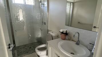 Een douche, een haardroger, handdoeken, zeep