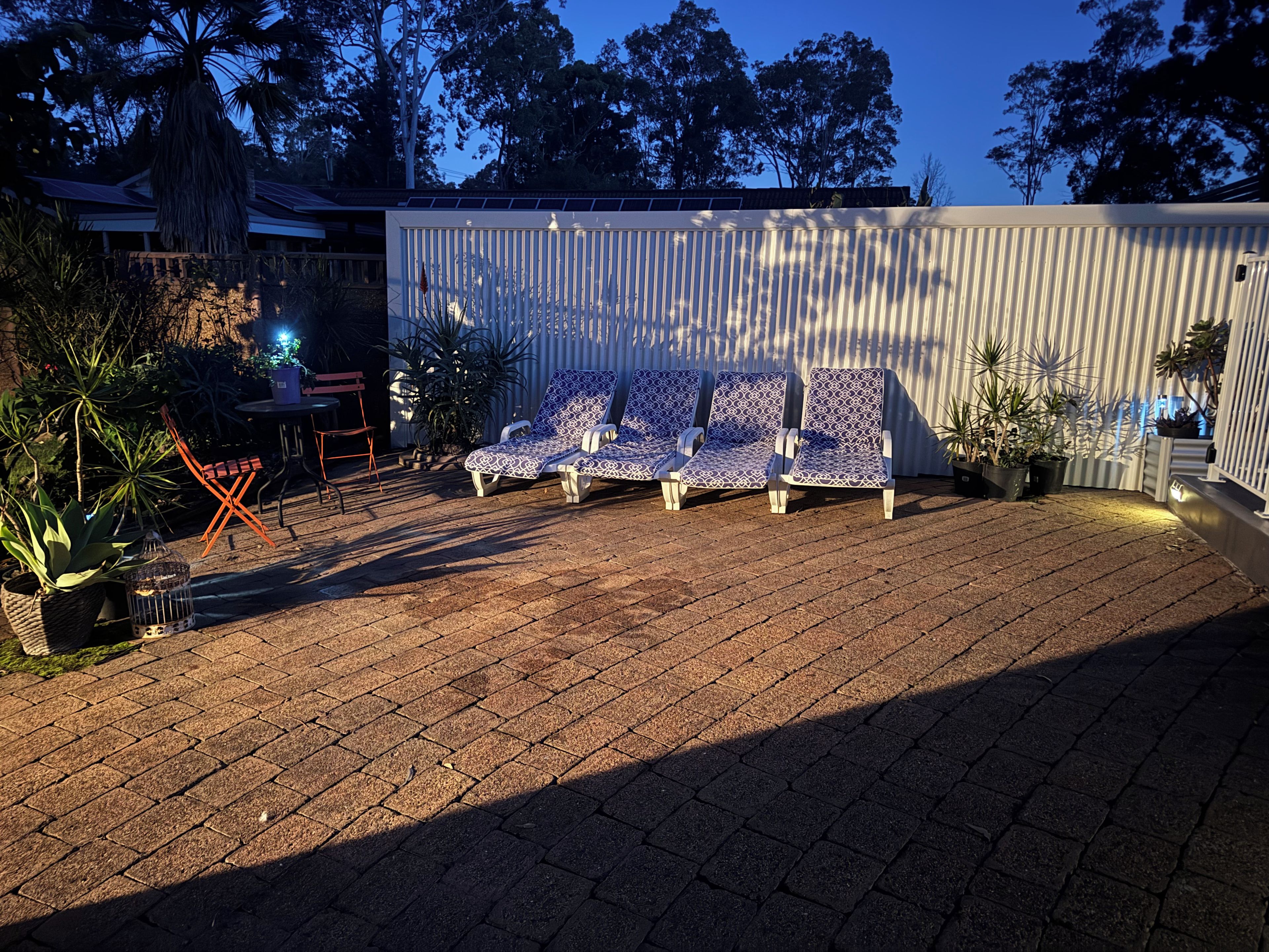 Un patio con una zona de estar y plantas en macetas.