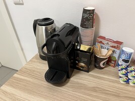 Basic enkelrum - delat badrum - utsikt mot staden | Mat och dryck