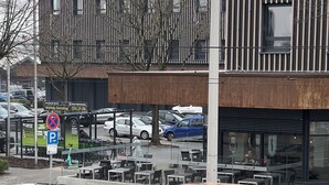 A modern building with a tram line in front. - Apart Rom Hannover Centrum (Hannover)