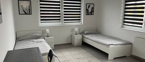 Quarto casal básico, banheiro compartilhado, vista para a cidade | Diversos