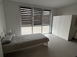 Habitación básica doble, baño compartido, vistas a la ciudad | Wifi gratis