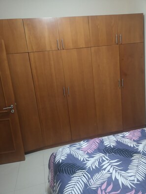 2 quartos, ferros/tábuas de passar roupa, Wi-Fi de cortesia
