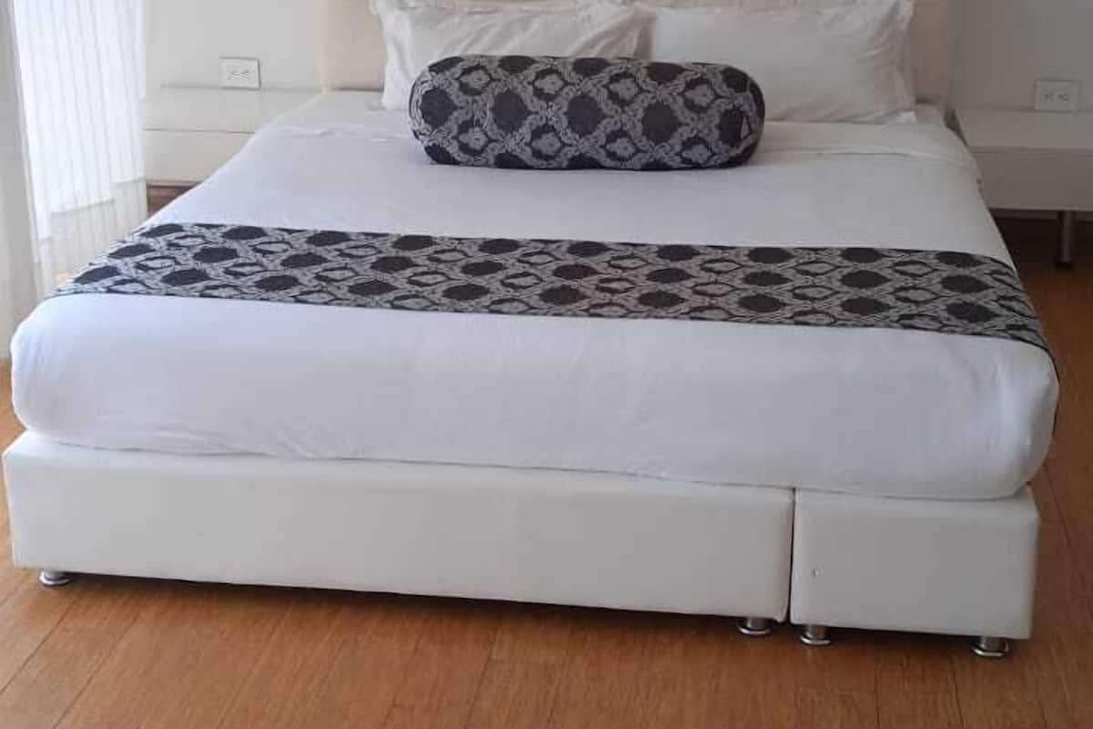 Desk, free WiFi, individually furnished, bed sheets