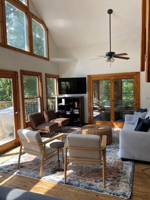 Smart TV - Beautiful Home with Lake views, dock with great swimming area, ample parking (Jacksboro)