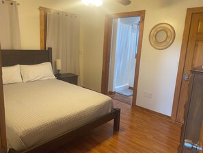 4 bedrooms, travel crib, free WiFi, bed sheets - Beautiful Home with Lake views, dock with great swimming area, ample parking (Jacksboro)