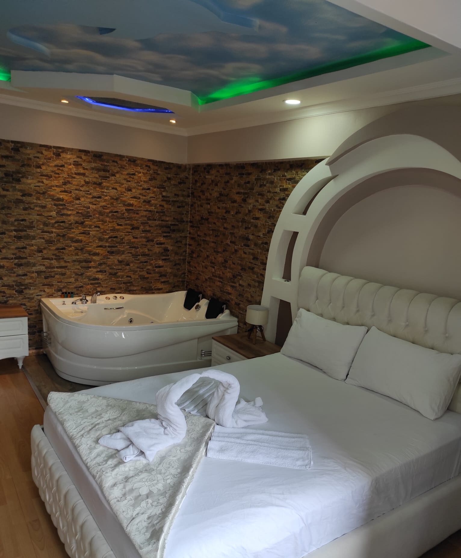 Kamar Double Deluks, jet tub | Seprai premium, minibar, didekorasi berbeda-beda, dan meja kerja