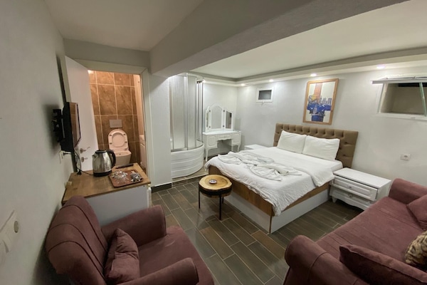 Ropa de cama de alta calidad, minibar y decoración personalizada