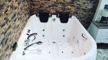 Deluxe Double Room, Jetted Tub | Premium bedding, minibar, individually decorated, desk