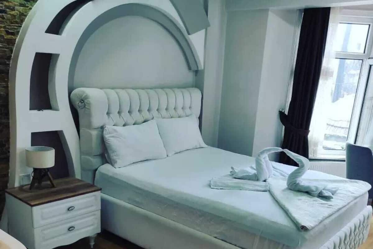 Deluxe Double Room, Jetted Tub | Premium bedding, minibar, individually decorated, desk