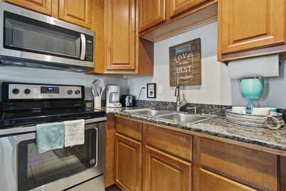 5 Min Walk to Beach 🏝️ Recently Updated! Pool, Patio, Grill & Bikes!