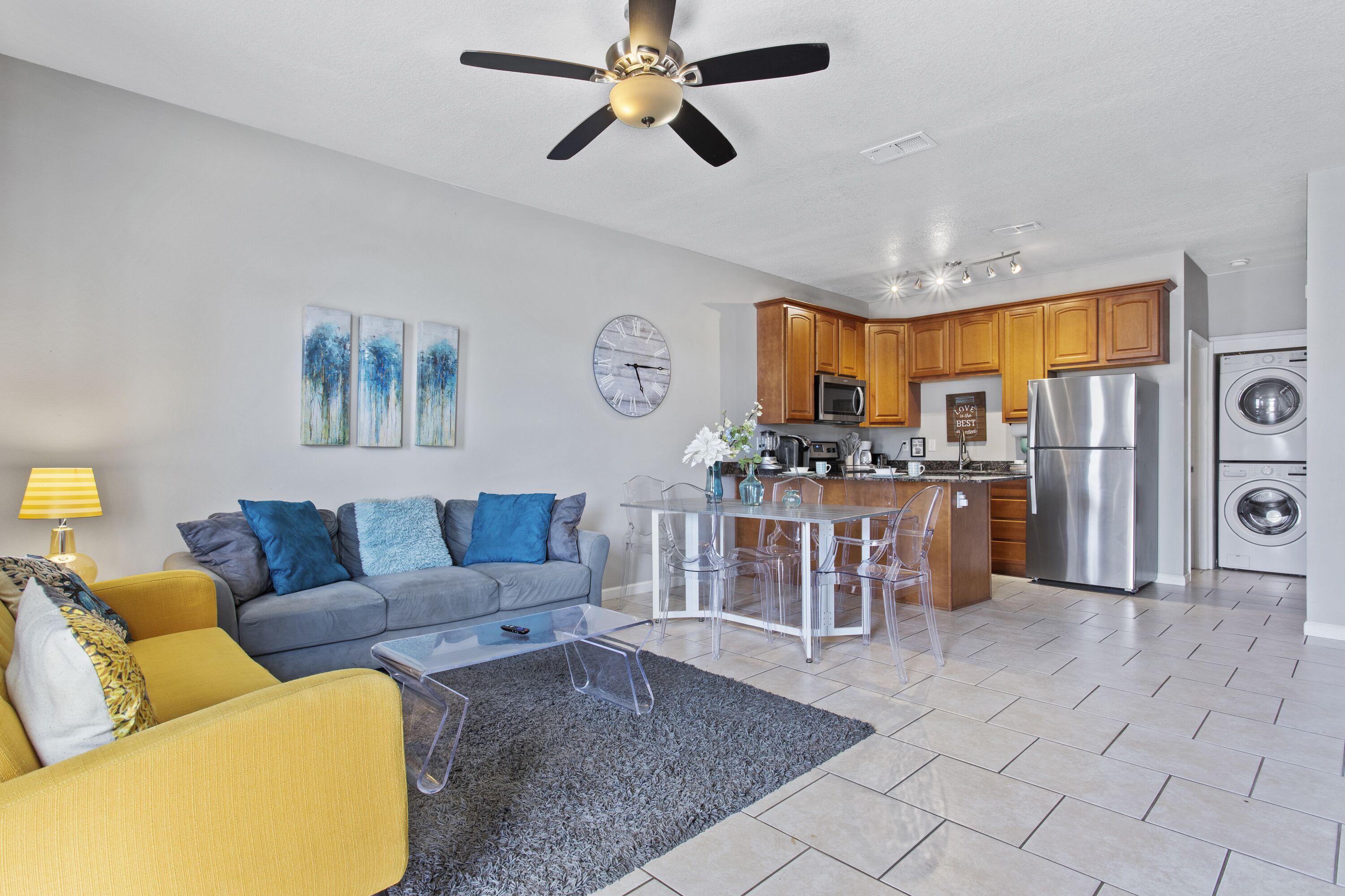 Pet Friendly! 5 Min Walk to Beach! Newly Updated! Pool, Patio, Grill & Bikes!! 