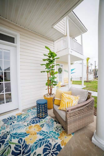 5 Min Walk to Beach 🏝️ Recently Updated! Pool, Patio, Grill in Gated Community ☀️