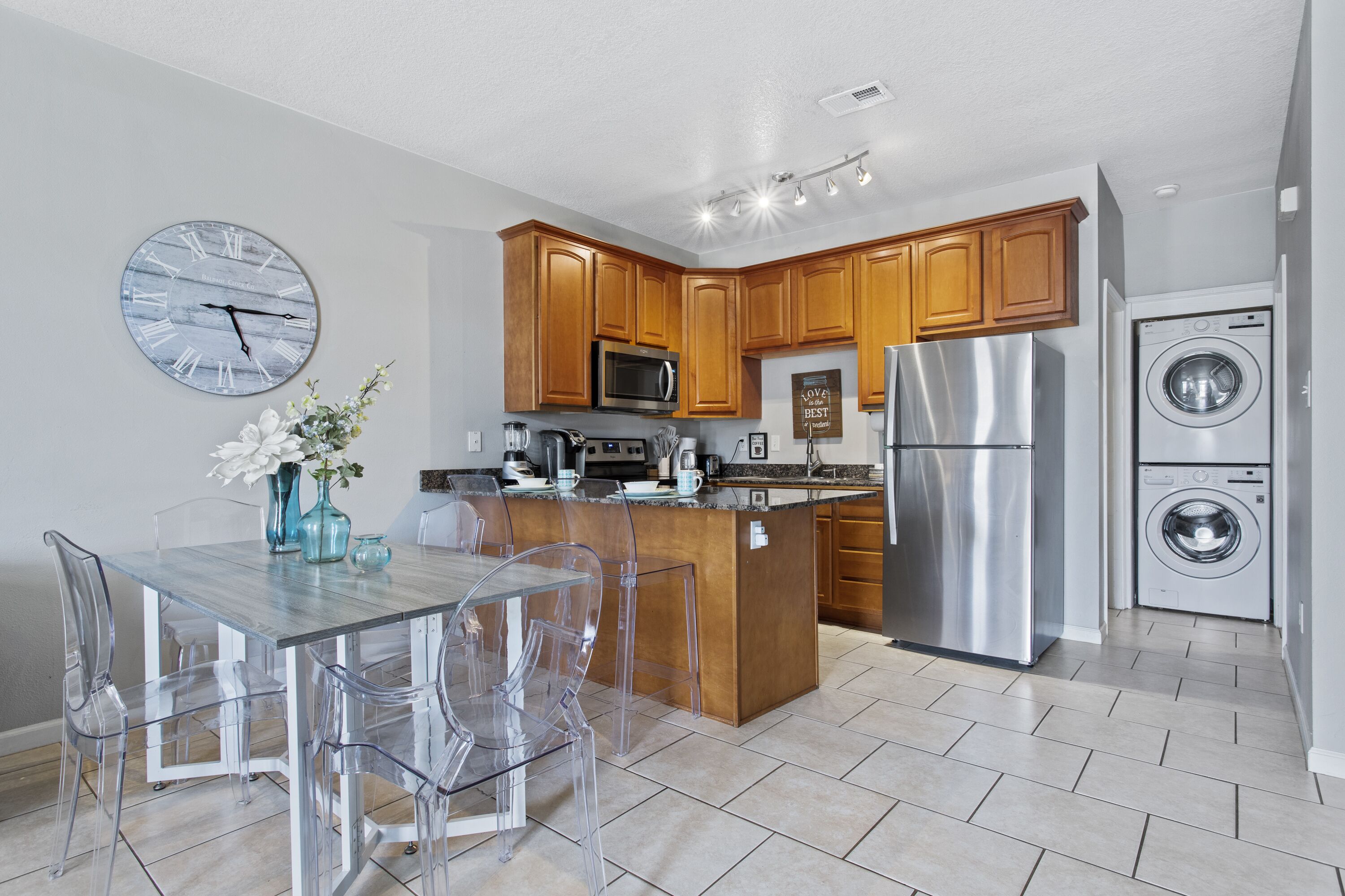 Pet Friendly! 5 Min Walk to Beach! Newly Updated! Pool, Patio, Grill & Bikes!! 