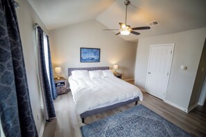 3 Schlafzimmer, Schreibtisch, Bügeleisen/Bügelbrett, Reisekinderbett