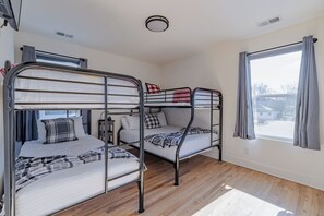 3 makuuhuonetta, silitysrauta/-lauta, vauvan matkasänky, Wi-Fi