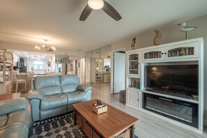 Smart TV, DVD player, livros