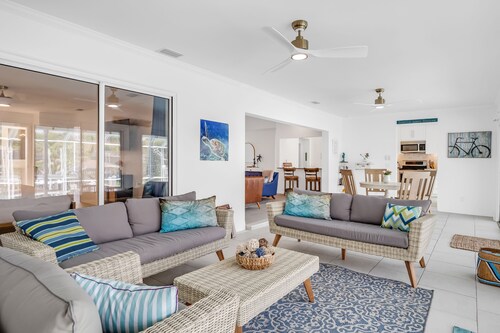 NEW Waterfront Palm Coast Home 12 people Heated Pool Hottub SUP Kayak Boat lift