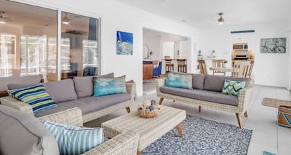 NEW Waterfront Palm Coast Home 12 people Heated Pool Hottub SUP Kayak Boat lift