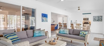 NEW Waterfront Palm Coast Home 12 people Heated Pool Hottub SUP Kayak Boat lift