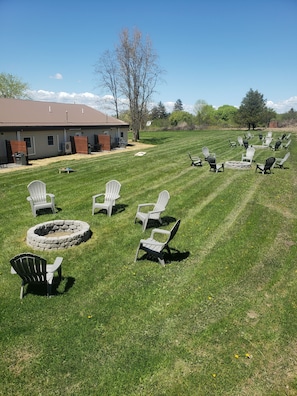Property grounds - Freshly updated apartment with ample outdoor space (Burdett)