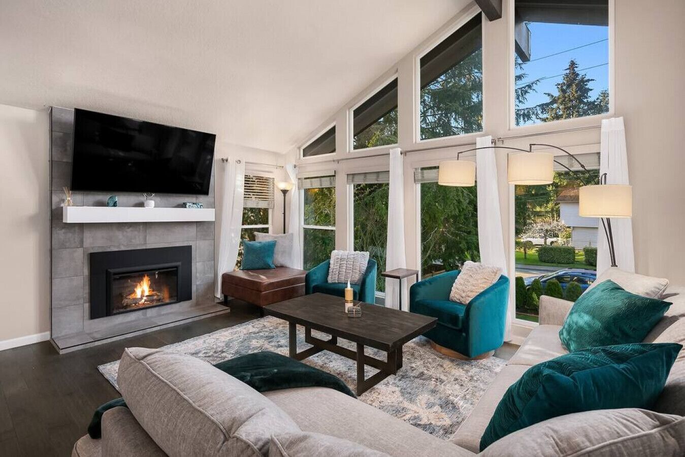 Beautiful & Spacious 4 Bed w/ AC, 2 living rooms