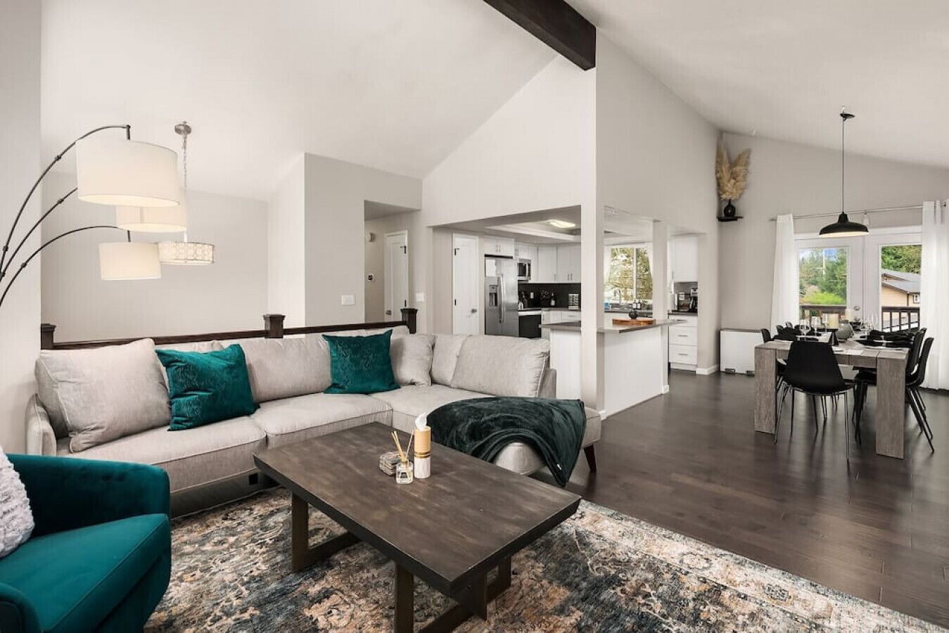 Beautiful & Spacious 4 Bed w/ AC, 2 living rooms