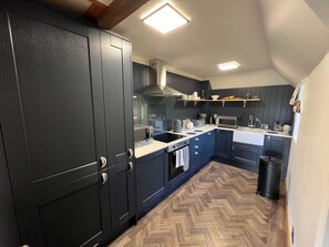 House | Private kitchen | Fridge, microwave, oven, stovetop - Couples Retreat Boutique Style Barn Conversion (Great Yarmouth)