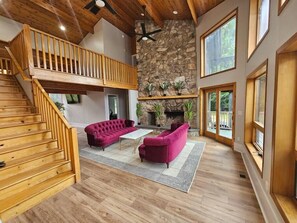 Fernseher, Kamin, Tischfußball, Arbeitsbereiche