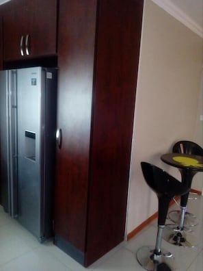 Fridge, coffee/tea maker