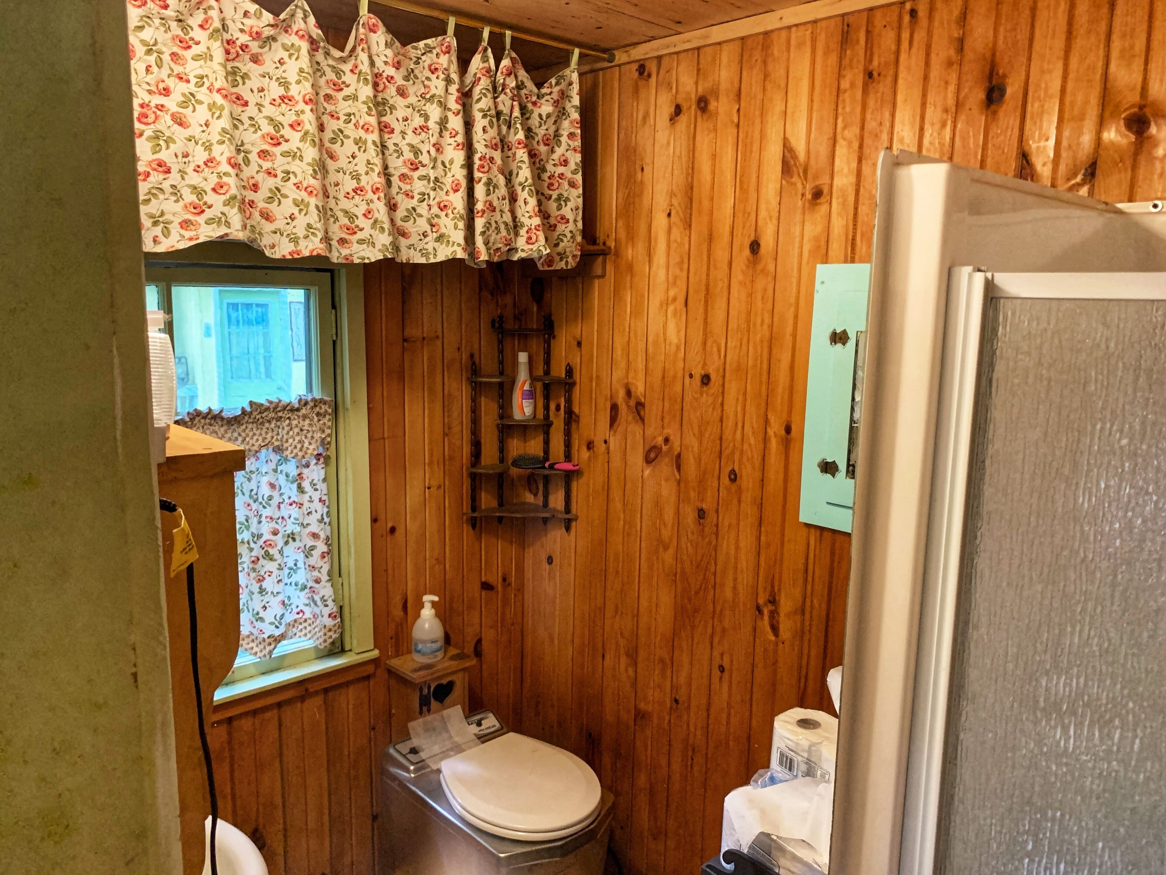 Cozy Cottage Nestled Along the Gull River