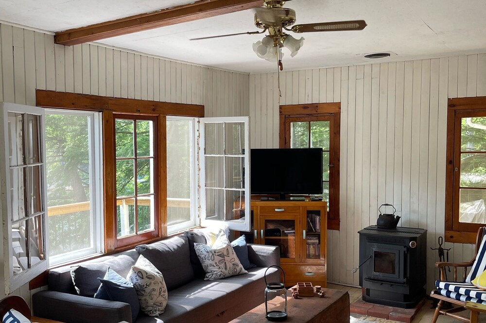 Cozy Cottage Nestled Along the Gull River