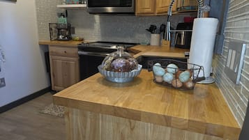 Family House, 2 Bedrooms, Mountain View, Mountainside | Private kitchen