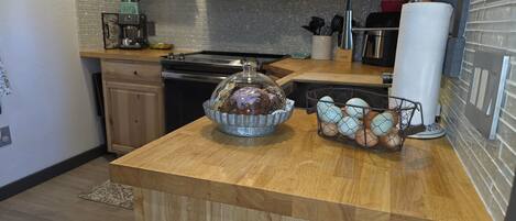 Family House, 2 Bedrooms, Mountain View, Mountainside | Private kitchen | Full-sized fridge, microwave, oven, stovetop