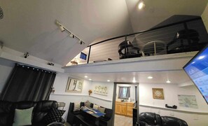 Smart TV de 70 pulgadas con canales digitales y tenis de mesa