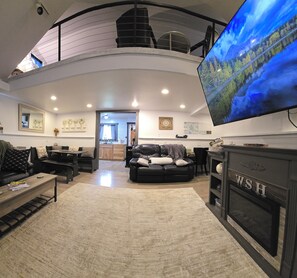 2 عدّة غرف نوم وأغطية فراش متميزة وأسرّة بطبقة علوية مريحة