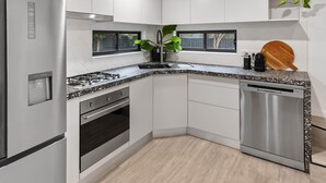 Wasserkocher mit Kaffee-/Teezubehör, Kühlschrank, Mikrowelle, Ofen