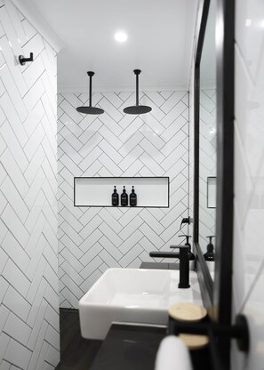 Hair dryer, towels - Ash Cottage (Mudgee)
