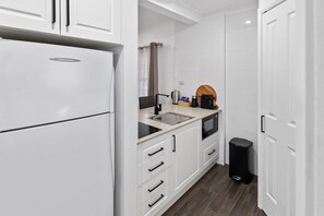 Réfrigérateur, micro-ondes, plaque de cuisson, cafetière/bouilloire