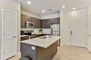 Fridge, microwave, oven, stovetop - Mountain Retreat | Gym | Pool | Central | Hot Tub (Draper)